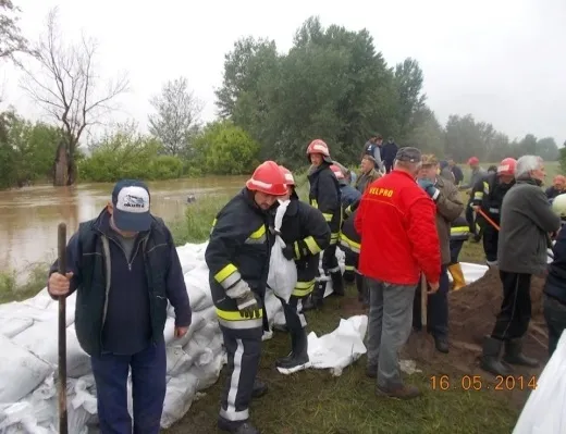 DVD Sikirevci pomaže u ispumpavanjju vode sa poplavljenog područja